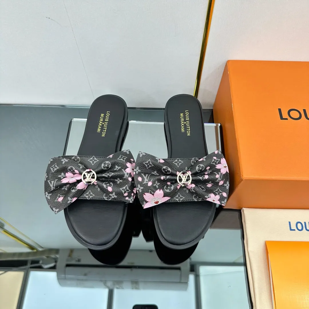 👟👟Ex-factory price 280👟👟 (available all year round) ❥V’s latest popular special material lock it series lock mop, super heavy industry launches! The golden lock on the toe is engraved with the LV letters logo 🔸Number of sizes 34-42) Welcome new and old customers to place orders in the picture above.